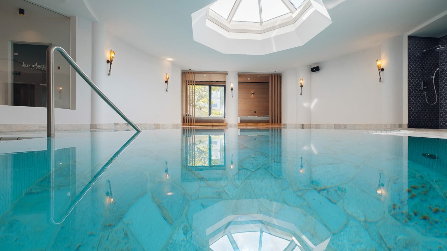 Alpen SPA - der schönste Pool am Arlberg im Hotel Lech Valley Lodge - einzigartige Ruhezonen - Sauna