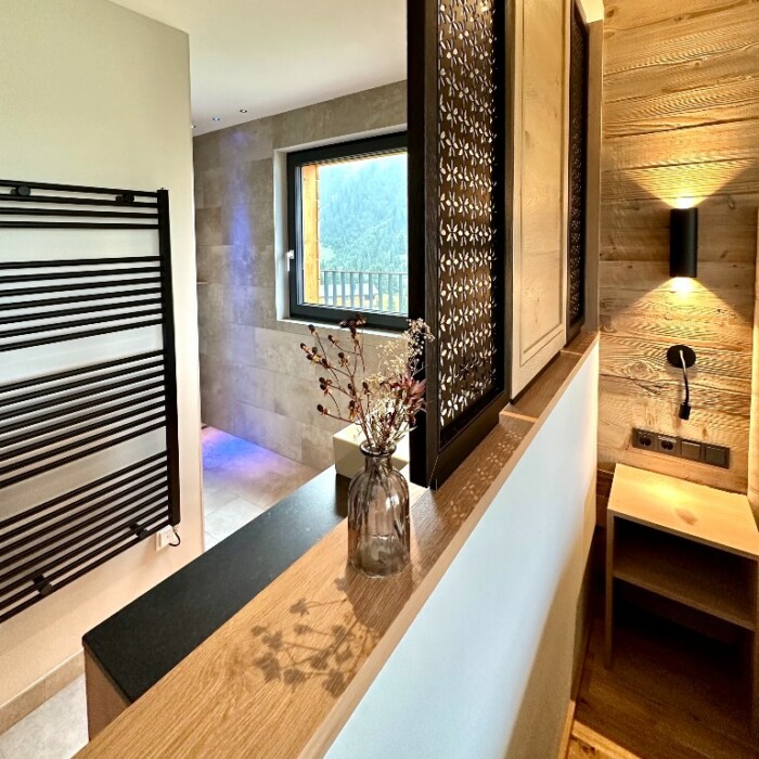 Luxus-Chalets in Österreich mieten - Badezimmer mit Blick in die Berge - einzigartig