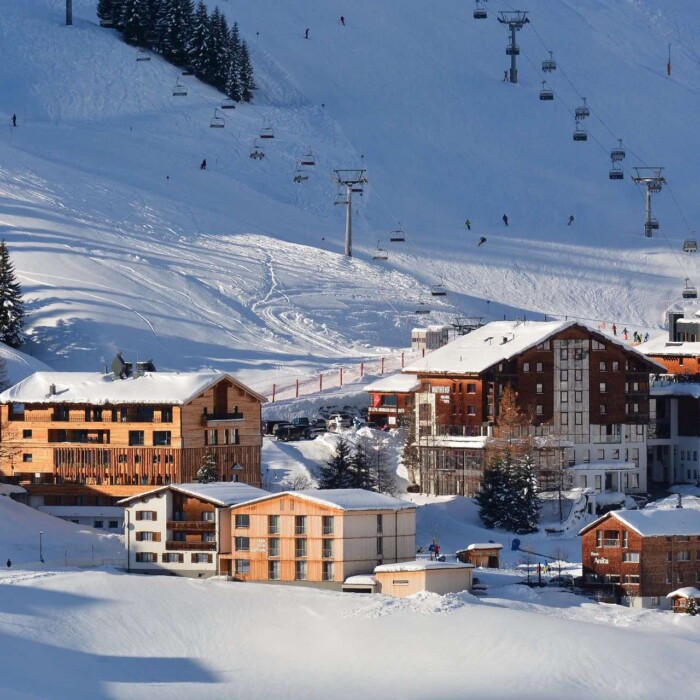 Hotels in Warth am Arlberg in Österreich - einzigartige Lage direkt im Skigebiet - 50 m zum Skilift