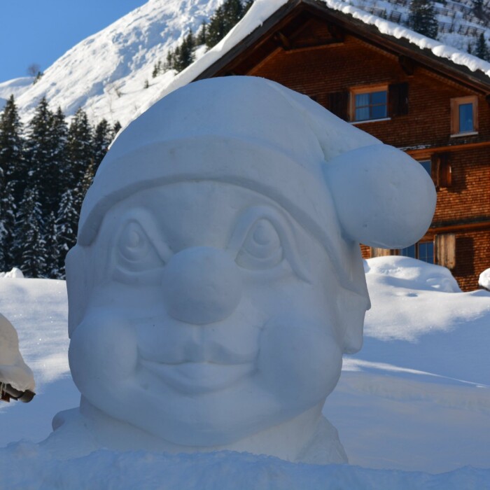 Tourismusbüro Warth am Arlberg in Österreich - Schneemann direkt in Warth - Skisaison 2023/2024