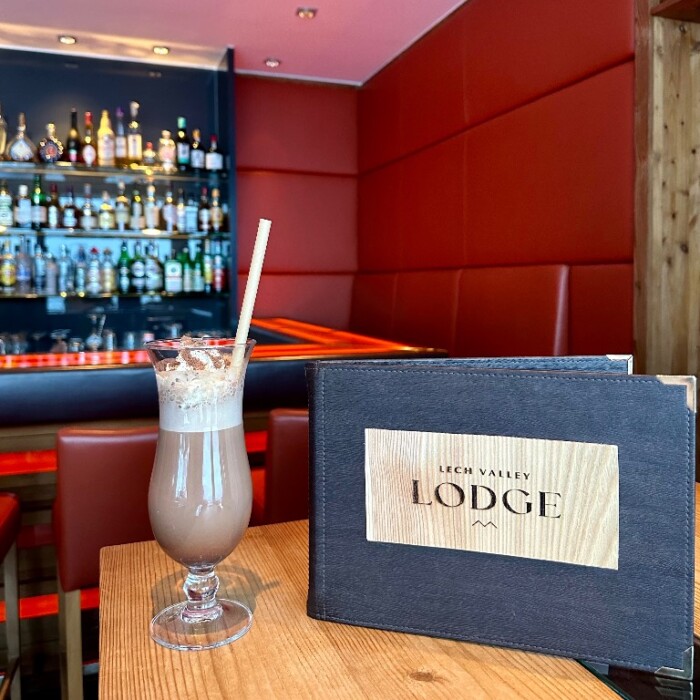 Alpen-Lounge & Bar im Aparthotel Lech Valley Lodge - Coole Lifestyle Bar am Arlberg im Sommer und Winter