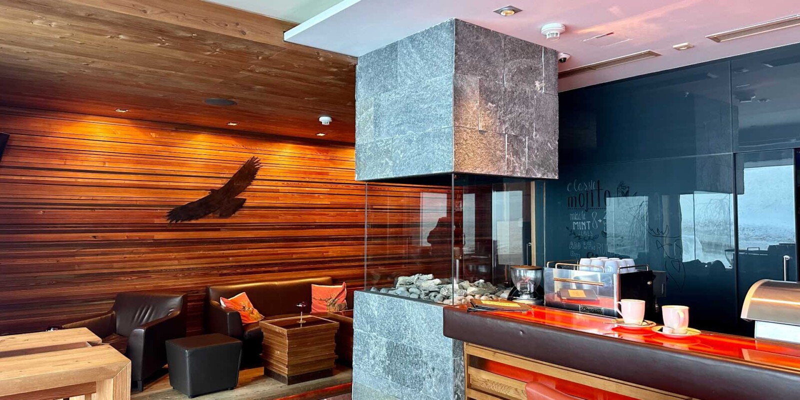 Einzigartige Bar in Warth am Arlberg in Österreich - gemütliche Alpen Lounge im Hotel Lech Valley Lodge