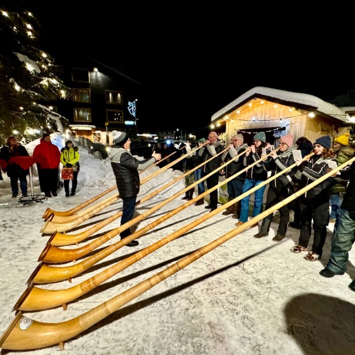 Weihnachtsmarkt Warth am Arlberg - der schönste Weihnachtsmarkt in der Region - Alphornbläser zur Weihnachtszeit