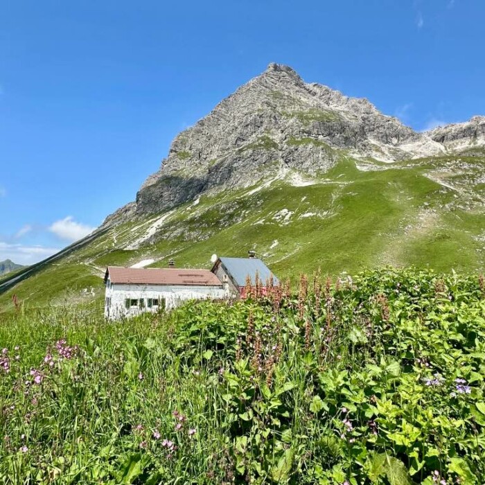 Großer Widderstein mit einer Höhe von 2.533 m in Vorarlberg im westlichen Österreich – Ein einzigartiges Erlebnis die Sonnenuntergangstour zur Widdersteinhütte.