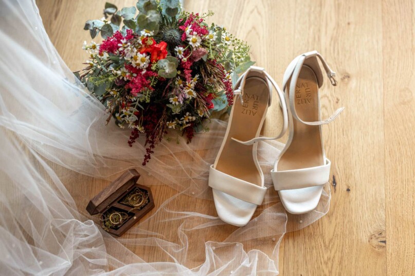 Hochzeitslocation Arlberg -Hochzeitscheckliste - Brautschuhe - Brautstrauss - heiraten in den Bergen