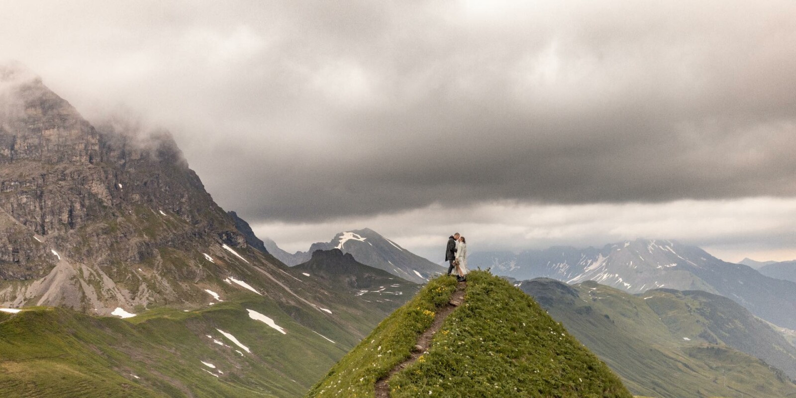 Hochzeitslocation Arlberg - Hochzeitsfeier in den Bergen in Österreich - traumhafte Location - Lech Valley Lodge in Warth am Arlberg