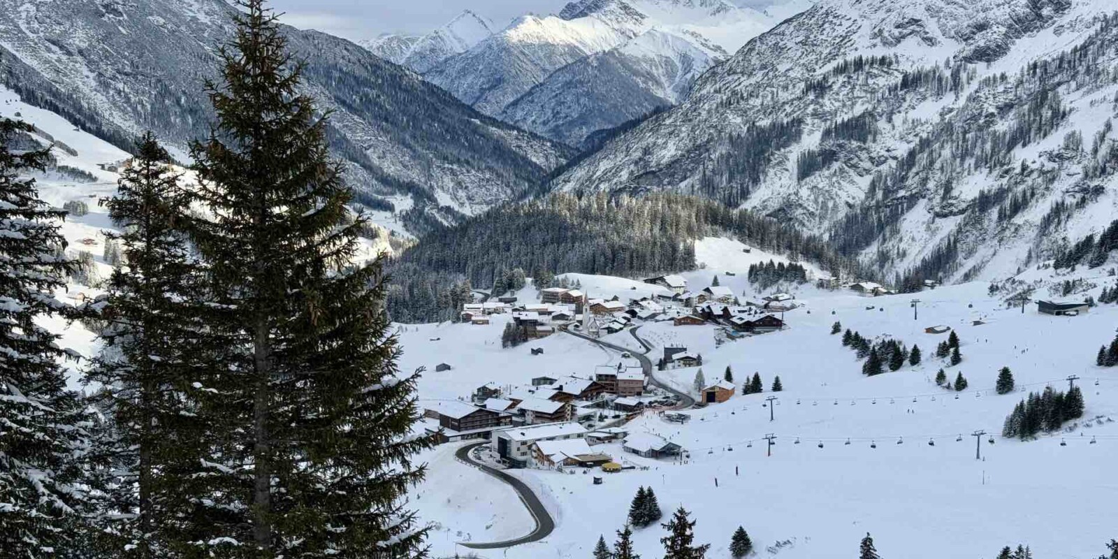 Warth am Arlberg im Winter - Winterurlaub in den Bergen in Österreich - die schönsten Skipisten am Arlberg - einzigartige Lage der Lech Valley Lodge am Arlberg