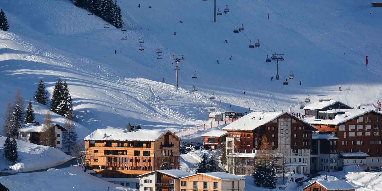 Winterurlaub in Österreich - die schönsten Hotels am Arlberg auf 1.500 m Höhe direkt im Skigebiet - schneesicher