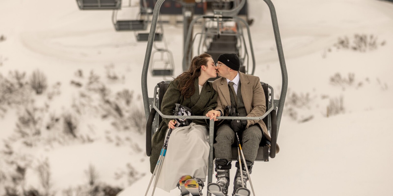 Hochzeitslocation Arlberg – Brautpaar im Skilift im Skigebiet Ski Arlberg in Österreich