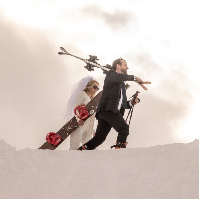 Hochzeit feiern in den Bergen am Arlberg – Brautpaar im Skigebiet Ski Arlberg in Österreich