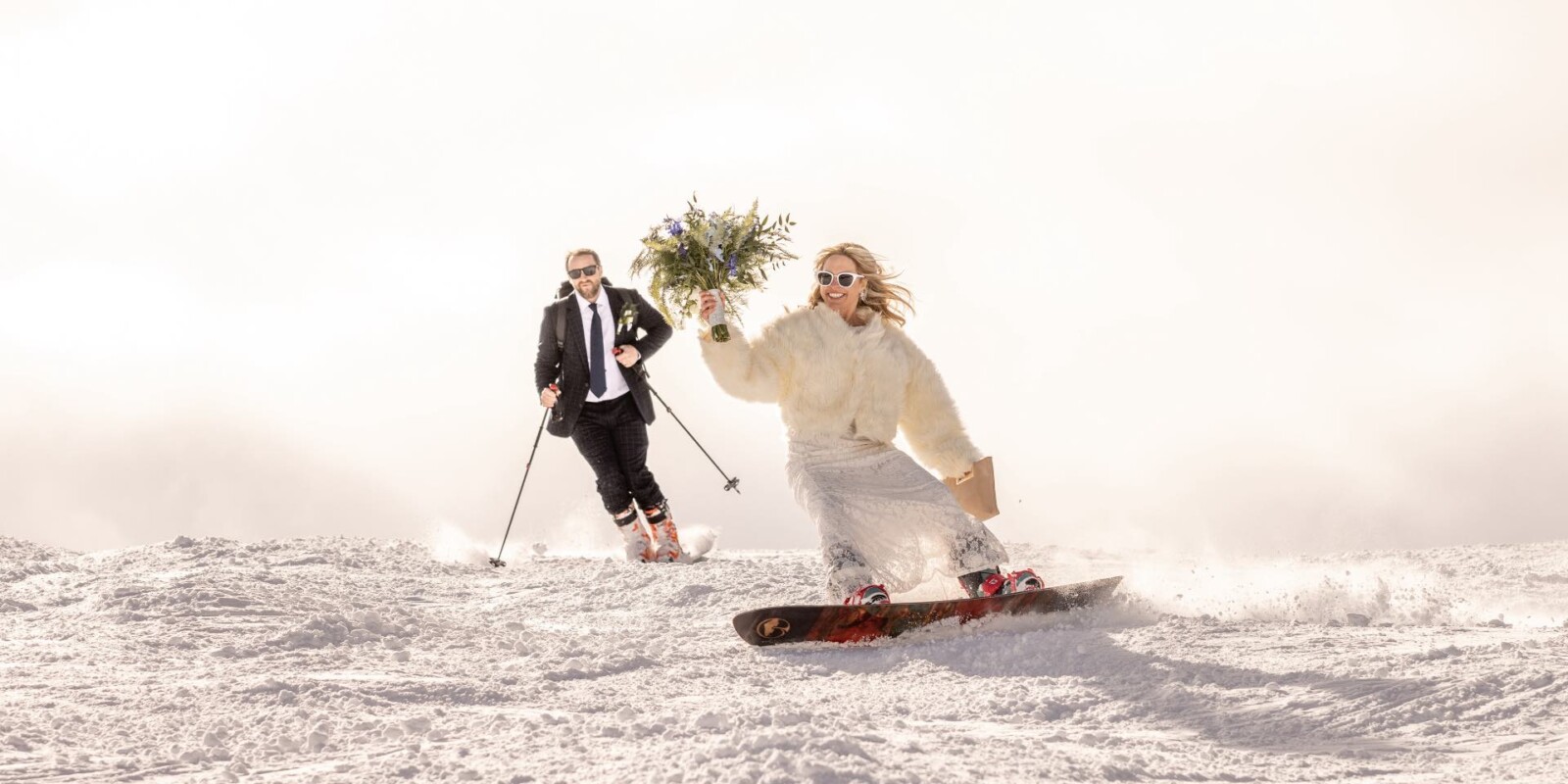 Hochzeitslocation Arlberg – Brautpaar auf Skiern im Skigebiet Ski Arlberg in Österreich