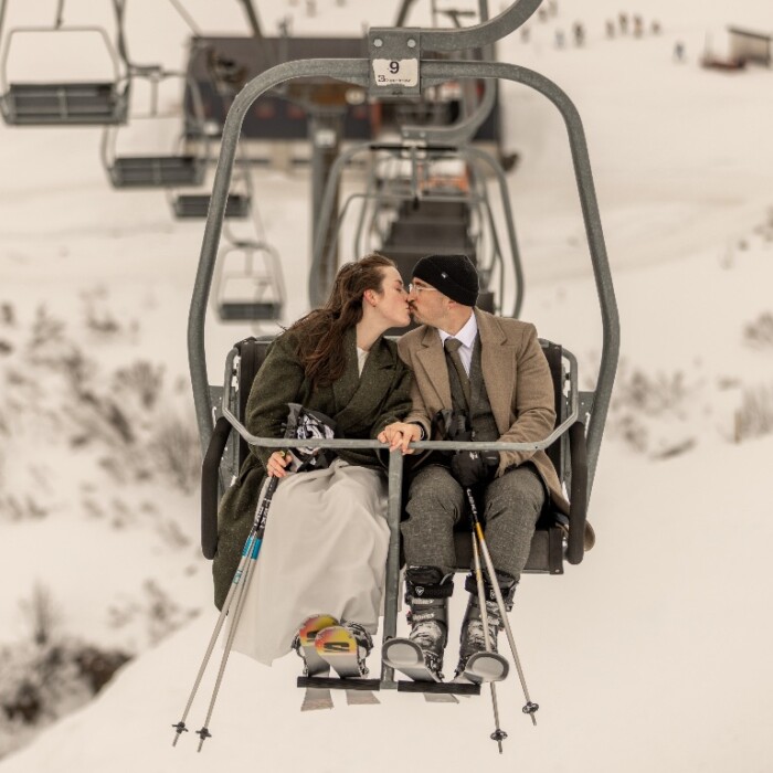 Die schönste Hochzeitslocation am Arlberg – Hochzeitspaar im Skilift in den Bergen im Winter im Skigebiet Ski Arlberg