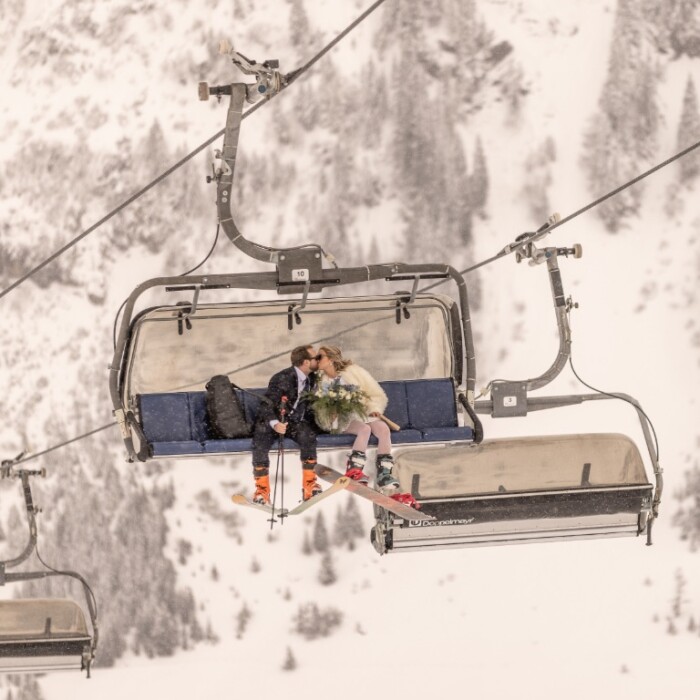 Hochzeit feiern in den Bergen am Arlberg – die schönste Location für Brautpaare im Winter – Brautpaar im Skilift – Skigebiet Ski Arlberg