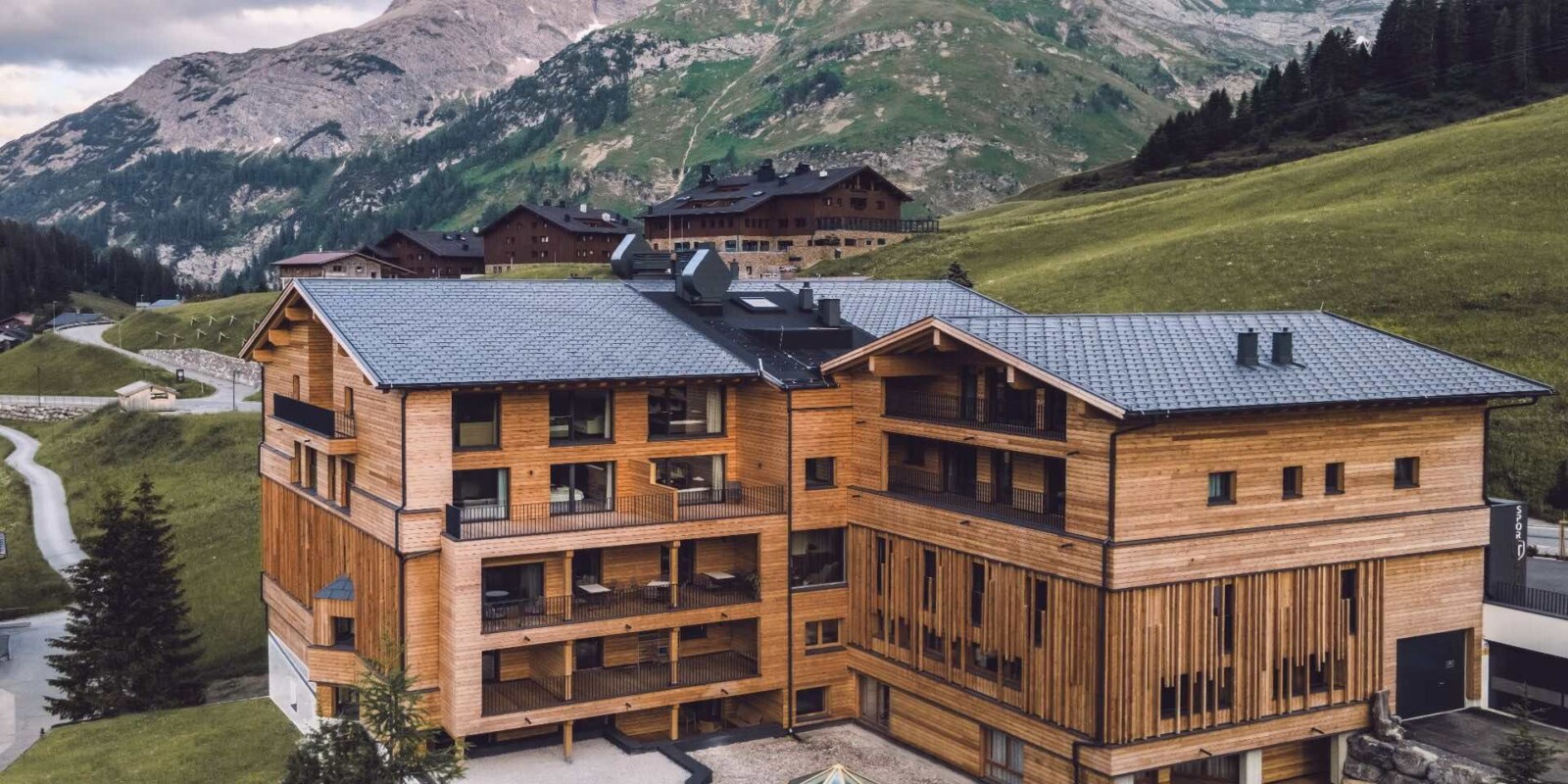 Aparthotel in Austria - fantastic lodges and suites for families with children or friends - the hotel is located at an altitude of 1,500 m directly in the hiking and skiing area of the Arlberg