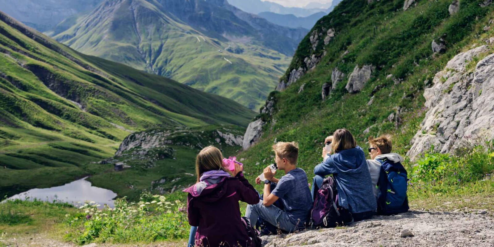 Familienurlaub am Arlberg in Österreich. Über 300 Kilometer Wanderwege, idyllische Bergseen und gemütliche Almen laden zu unvergesslichen Familienabenteuern im Sommer ein. Vom leichten Spaziergang bis zur großen Gipfeltour ist für jedes Alter das perfekte Erlebnis dabei.