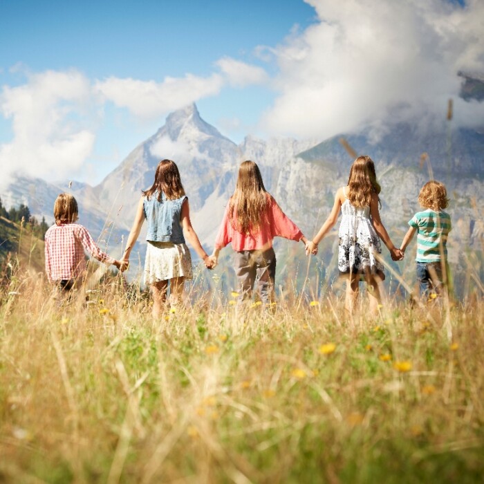 Familienurlaub am Arlberg in Österreich. Der Arlberg begeistert Familien und Kinder im Sommer mit über 300 Kilometern markierten Wanderwegen.