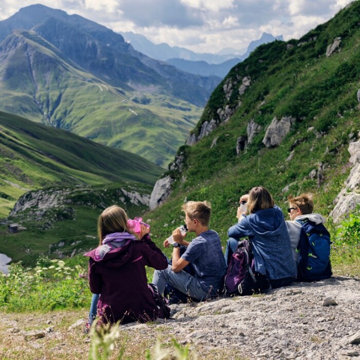 Familienurlaub am Arlberg in Österreich bedeutet unvergessliche Abenteuer für Groß und Klein – von sanften Wanderwegen durch blühende Almwiesen im Sommer bis hin zu traumhaften Skipisten im Winter, die Kinderherzen höherschlagen lassen.